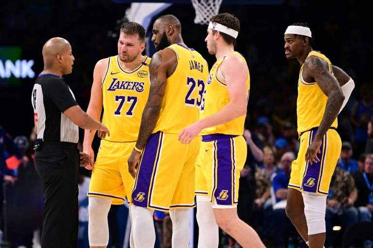 Plusieurs joueurs des Lakers dont Luka Doncic (#77) et LeBron James (#23) en pleine conversation avec l'arbitre, lors d'un match de saison régulière contre le Thunder, le 8 avril 2025 à Oklahoma City