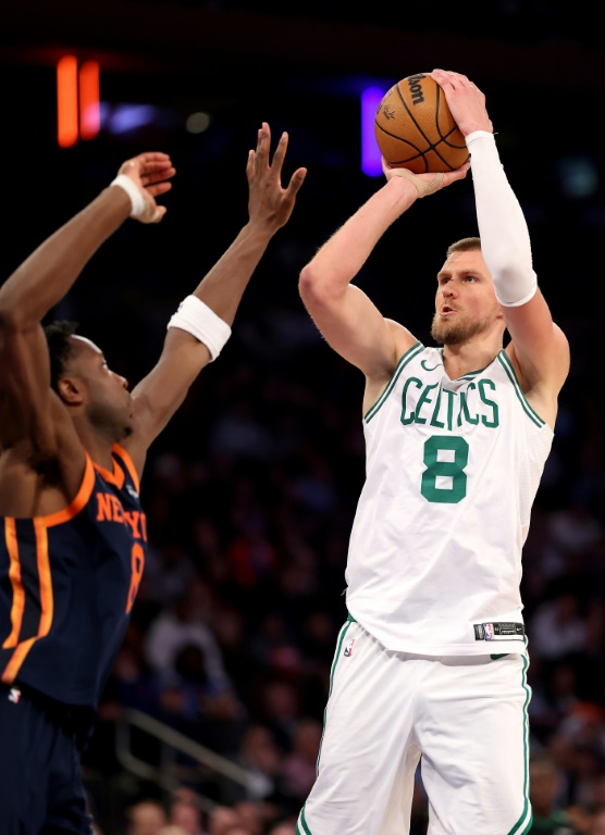 L'intérieur Kristaps Porzingis (#8) au tir pour les Boston Celtics lors d'un match de saison régulière contre les Knicks d'OG Anunoby (#8), le 8 avril 2025 à New York