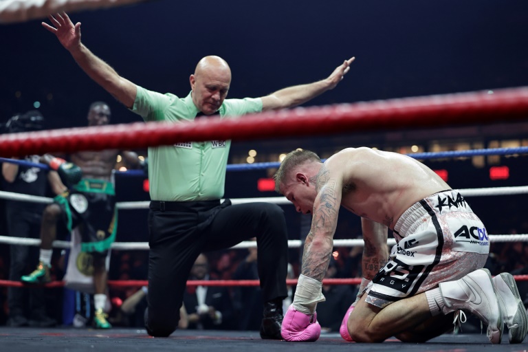 Le super-welter sud-africain Roarke Knapp battu par KO par Bakary Samaké à La Defense Arena, le 18 avril 2025