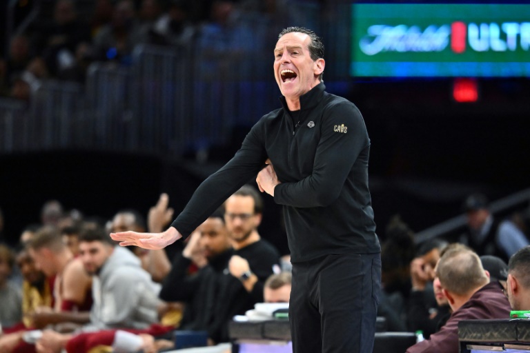 L'entraîneur principal des Cleveland Cavaliers Kenny Atkinson lors d'un match de saison régulière contre les New York Knick, le 2 avril 2025 à Cleveland