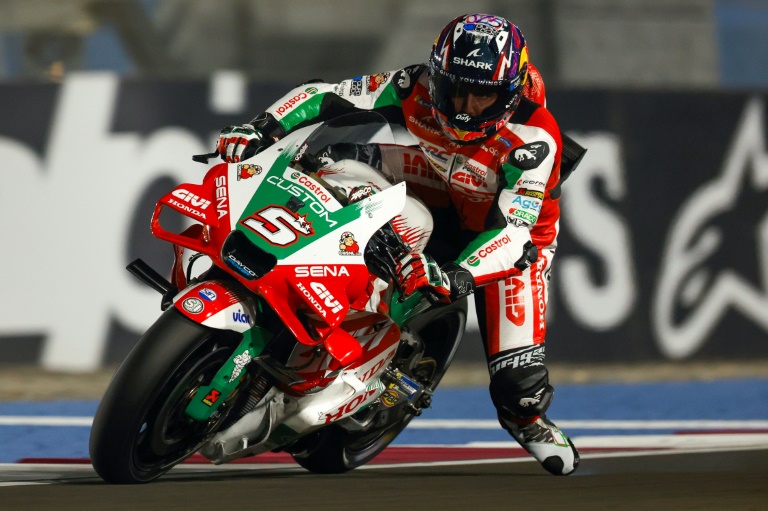 Le Français Johann Zarco de l'écurie LCR Honda le 11 avril 2025 sur le circuit international de Lusail près de Doha au Qatar