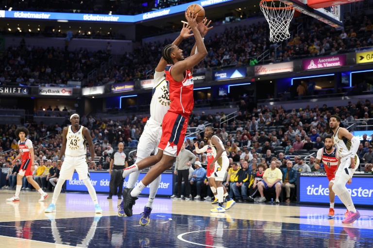 Le Français Alexandre Sarr au shoot avec les Washington Wizards lors d'un match à Indianapolis, contre les Pacers, le 8 avril 2025