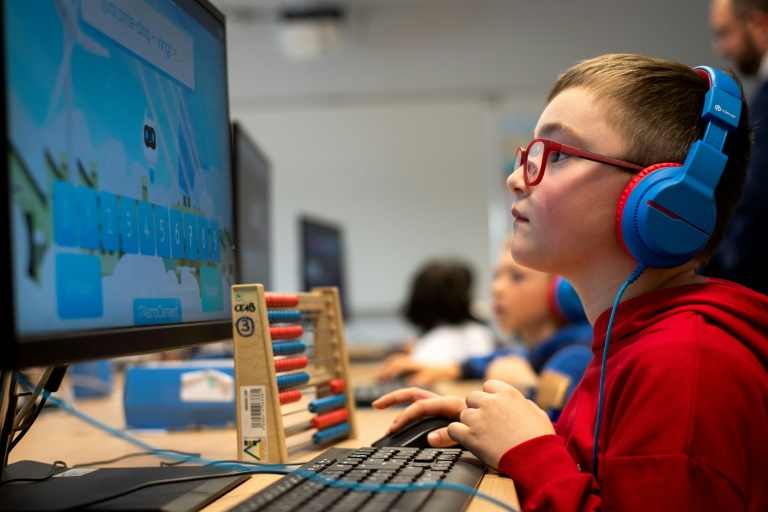Des élèves d'une école primaire de Colomiers, près de Toulouse, dans le labo informatique de l'établissement, le 14 mars 2025