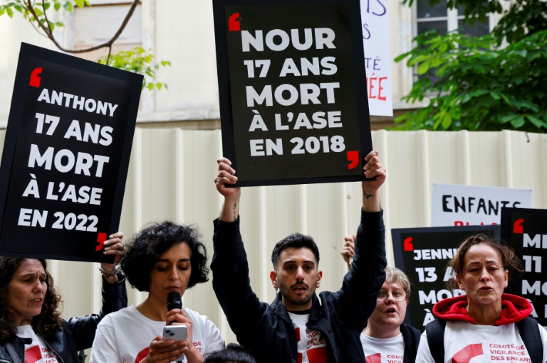 Manifestation d'anciens enfants placés à Paris, le 7 mai 2024