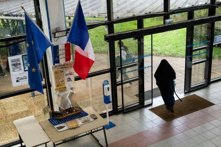Des élèves sortent du groupe scolaire musulman Al-Kindi à Décines-Charpieu, près de Lyon, le 6 décembre 2024 dans le Rhône