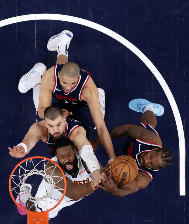 DeAndre Jordan (Denver Nuggets) au tir, entouré par les joueurs des Clippers Kawhi Leonard, Ivica Zubac et Nicolas Batum, à Inglewood, le 24 avril 2025.
