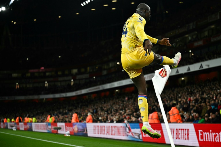 L'attaquant français de Crystal Palace Jean-Philippe Mateta fou de joie après avoir marqué en Premier League contre Arsenal à l'Emirates Stadium le 23 avril 2025 à Londres