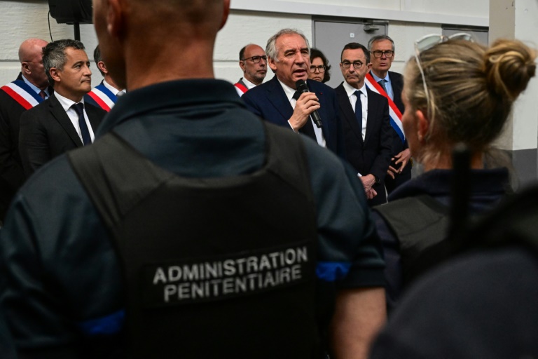 Le Premier ministre François Bayrou (c), accompagné par les ministre de l'Intérieur Bruno Retailleau (d) et de la Justice, Gérald Darmanin (g), s'adresse aux personnels du Centre pénitentiaire de Saint-Quentin-Fallavier, le 23 avril 2025 dans l'Isère