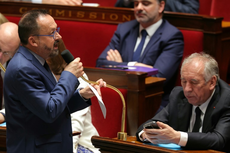 Le ministre de la Santé Yannick Neuder s'exprime à l'Assemblée le 30 avril 2025 à Paris