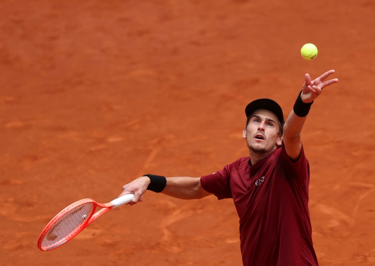 L'Italien Matteo Arnaldi sert contre l'Américain Frances Tiafoe en 8e de finale du Masters 1000 de Madrid, le 30 avril 2025
