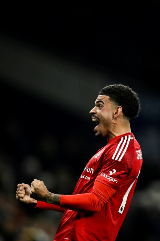 Morgan Gibbs-White exulte à la fin du match de Premier League remporté par Nottingham Forest sur le terrain de Tottenham le 21 avril 2025 à Londres