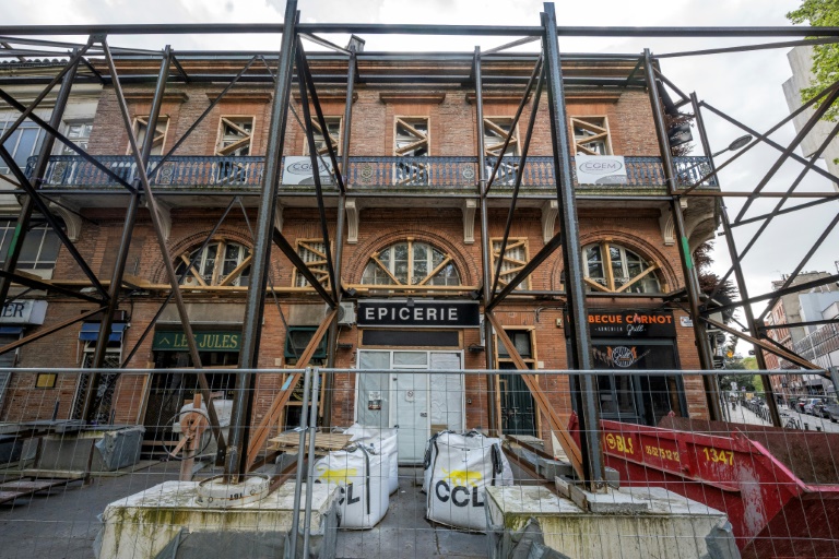 Un immeuble menaçant de s'effondrer, sécurisé par les services municipaux à Toulouse, le 14 avril 2025 en Haute-Garonne
