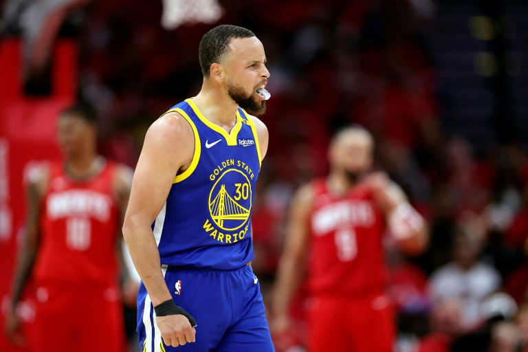 Stephen Curry (Golden State Warriors) contre les Houston Rockets en match de play-offs NBA au Toyota Center le 20 avril 2025 à Houston, Texas.