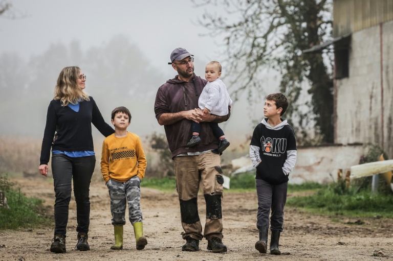 Jérôme Caze, au centre, avec sa femme Sandra, à gauche, et leurs trois enfants Nino, Elie et Lilas, dans leur ferme de Meilhan-sur-Garonne, dans le Lot-et-Garonne, le 24 octobre 2024