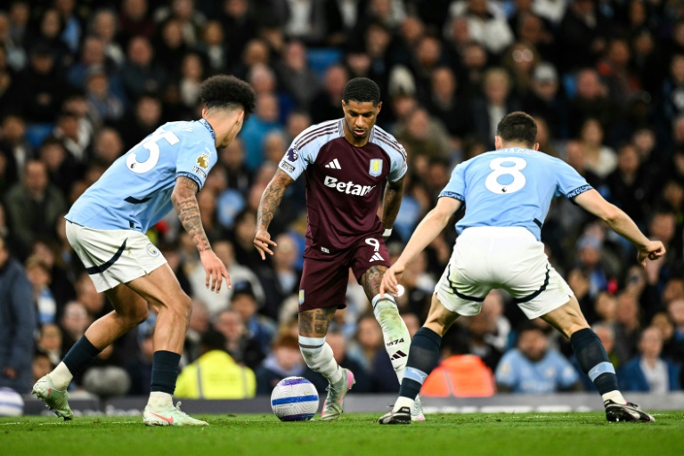 L'attaquant d'Aston Villa Marcus Rashford face aux joueurs de Manchester City  Nico O'Reilly (G) et Mateo Kovacic en Premier League à l'Etihad Stadium le 22 avril 2025 à Manchester