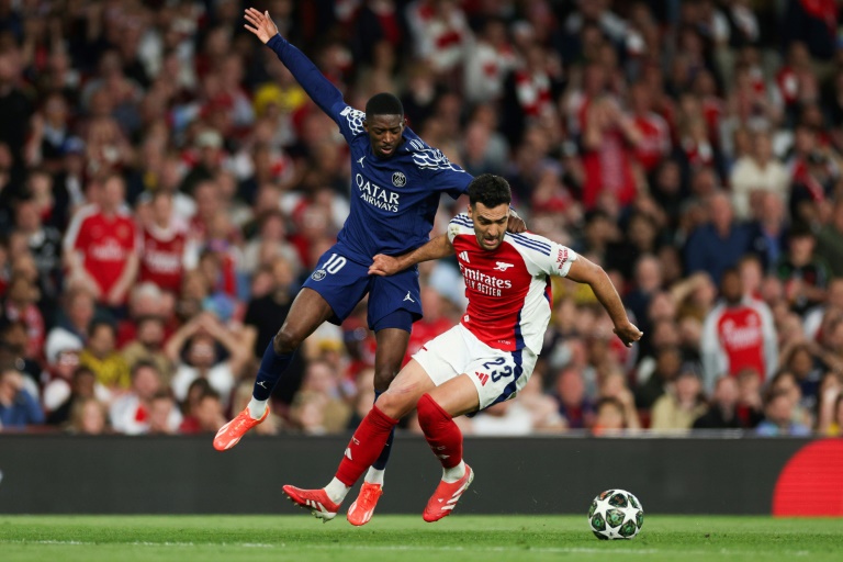 L'attaquant du Paris SG Ousmane Dembélé à la lutte avec le milieu d'Arsenal Mikel Merino en demi-finale aller de la Ligue des champions le 29 avril 2025 à Londres