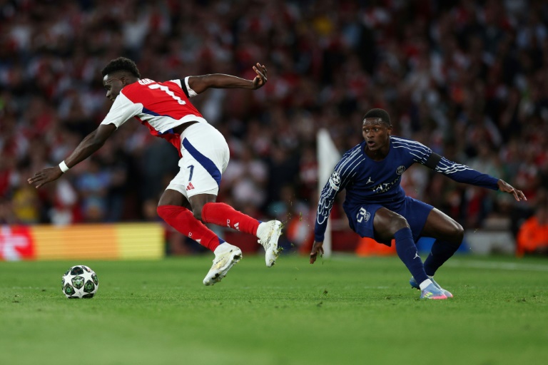 Le Gunner Bukayo Saka (gauche) face au défenseur parisien Nuno Mendes (droite) lors de la demi-finale aller de Ligue des champions entre Arsenal et le Paris Saint-Germain à l'Emirates Stadium (Londres) le 29 avril 2025