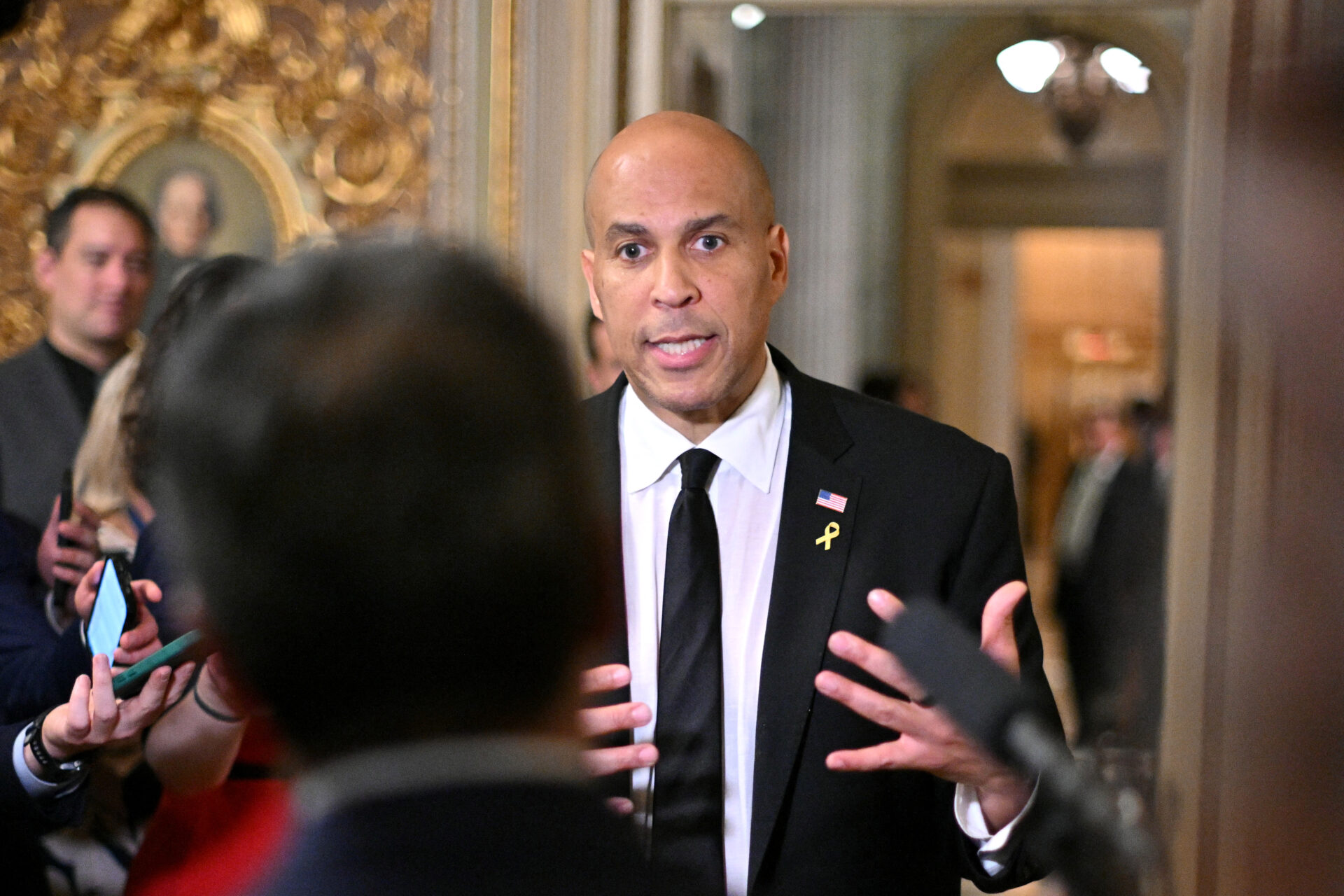 À la sortie de son discours marathon de plus de 25 heures, le démocrate Cory Booker s'exprime face à la presse.
