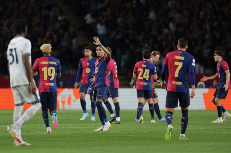 Raphinha et les Barcelonais lors de la demi-finale aller de Ligue des champions entre Barcelone et l'Inter Milan à Barcelone le 30 avril 2025