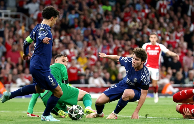 Les Parisiens Marquinhos, Gianluigi Donnarumma et Joao Neves lors de la victoire (1-0) du PSG en demi-finale aller de Ligue des champions contre Arsenal à l'Emirates Stadium (Londres) le 29 avril 2025