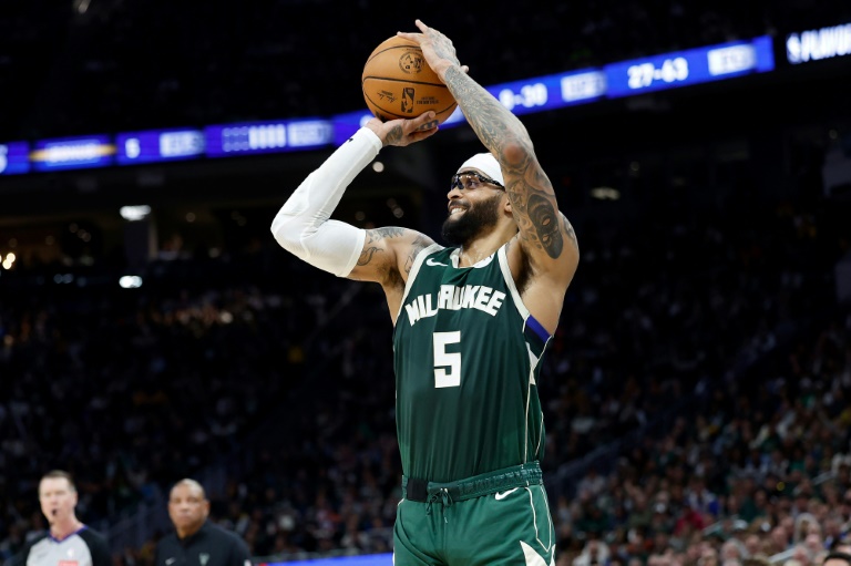 Gary Trent Jr des Milwaukee marque à trois points dans le match 3 de la série du 1er tour des play-offs contre les Indiana Pacers le 25 avril 2025 à Milwaukee dans le  Wisconsin