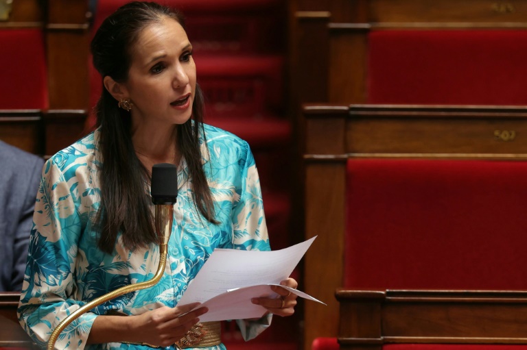 La députée GDR de La Réunion Karine Lebon s'exprime à l'Assemblée nationale le 30 avril 2025 à Paris