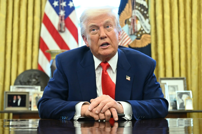 Le président américain Donald Trump dans le Bureau ovale de la Maison Blanche, le 9 avril 2025 à Washington
