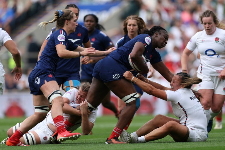 Madoussou Fall Raclot porte le ballon à Twickenham le 26 avril 2025