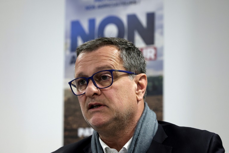 Vice-président du parti d'extrême droite Rassemblement National et maire de Perpignan, Louis Aliot lors d'une conférence de presse à Perpignan, dans le sud-ouest de la France, le 22 février 2025