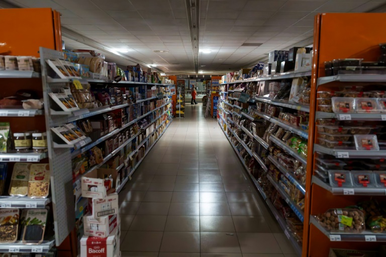 Un supermarché plongé dans le noir à Burgos, le 28 avril 2025 pendant une panne géante d'électricité dans la Péninsule ibérique