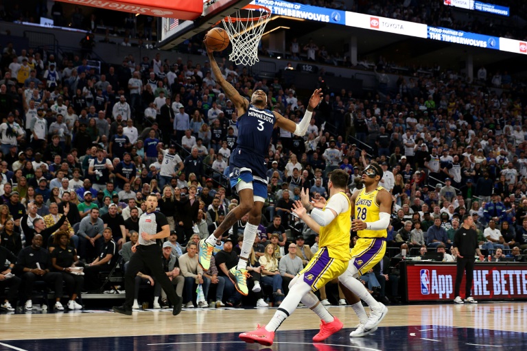 Dunk de Jaden McDaniels des Minnesota Timberwolves contre les Los Angeles Lakers dans le match 3 de la série du 1er tour des play-offs le 25 avril 2025 à Minneapolis dans le Minnesota