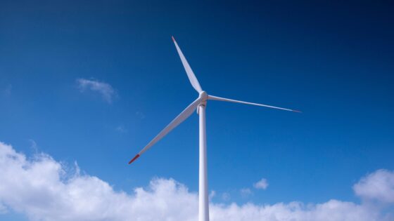 À Breteuil, dans l’Oise, la station YAWAY est reliée directement à des éoliennes.