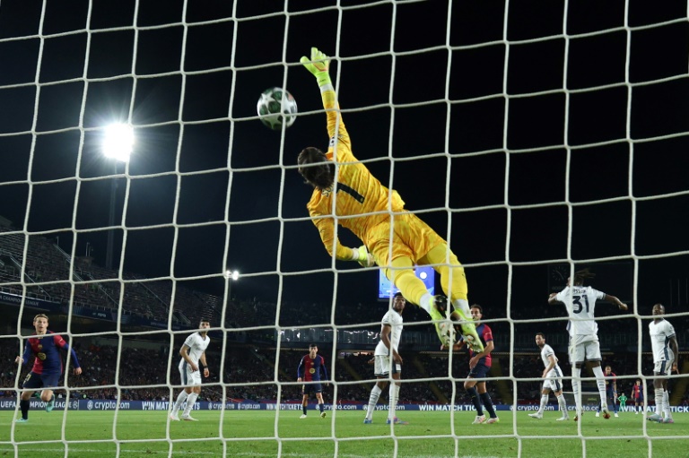 Le gardien de but de l'Inter Milan Yann Sommer lors du match aller des demi-finales de la Ligue des Champions contre le FC Barcelone au Estadi Olimpic Lluis Companys à Barcelone le 30 avril 2025.