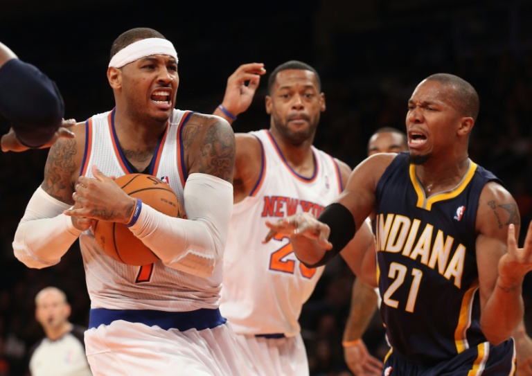 Carmelo Anthony, l'ailier des New York Knicks, arrache le ballon à David West, l'ailier fort des Indiana Pacers, lors d'une rencontre de saison régulière de NBA, à New York, le 18 novembre 2012