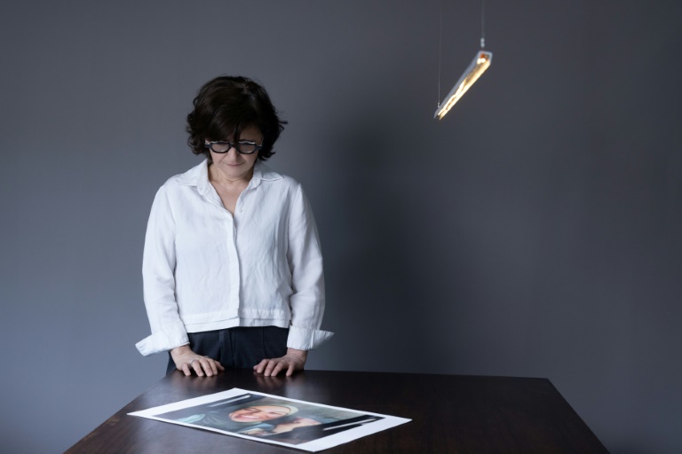 La cinéaste iranienne Sepideh Farsi regarde un portrait de la photographe palestinienne Fatima Hassouna, à son domicile à Paris, le 5 mai 2025