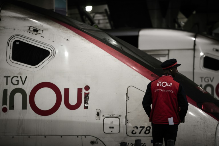 Un agent de la SNCF devant un TGV, le 6 mai 2025 à la gare Montparnasse, à Paris