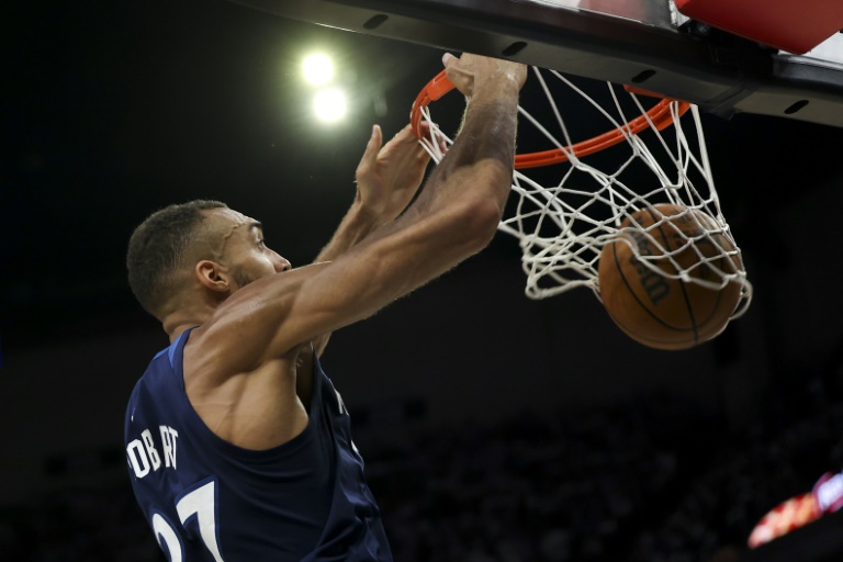 Le pivot français des Wolves Rudy Gobert au dunk contre les Warriors à Minneapolis, le 14 mai 2025