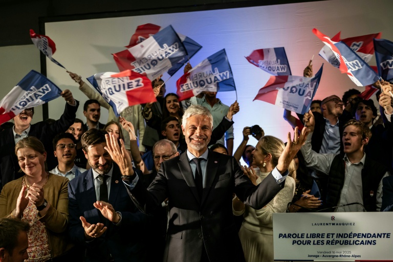 Le président du groupe parlementaire Droite Républicaine Laurent Wauquiez (C), à la fin de son dernier meeting de campagne pour la présidence du parti Les Républicains (LR) à Jonage, le 16 mai 2025