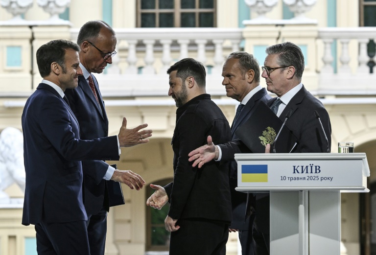 De g. à d.: le président français Emmanuel Macron, le chancelier allemand Friedrich Merz, le président ukrainien Volodymyr Zelensky, le Premier ministre polonais Donald Tusk et le Premier ministre britannique Keir Starmer, le 10 mai 2025 à Kiev