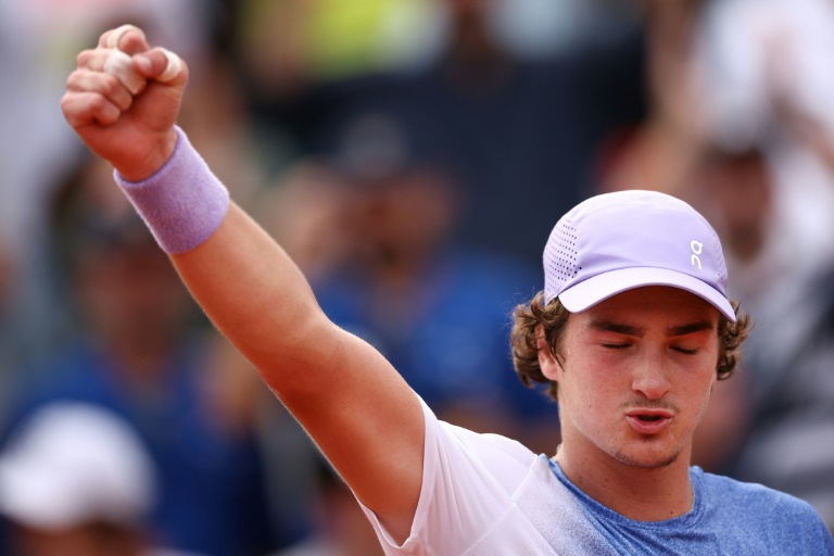 Le Brésilien Joao Fonseca vient de battre le Français Pierre-Hugues Herbert au deuxième tour de Roland-Garros le 29 mai 2025 à Paris
