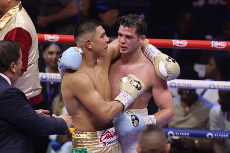Le Français Bruno Surace (à droite) et le Mexicain Jaime Munguia après leur combat le 4 mai 2025 à Ryad