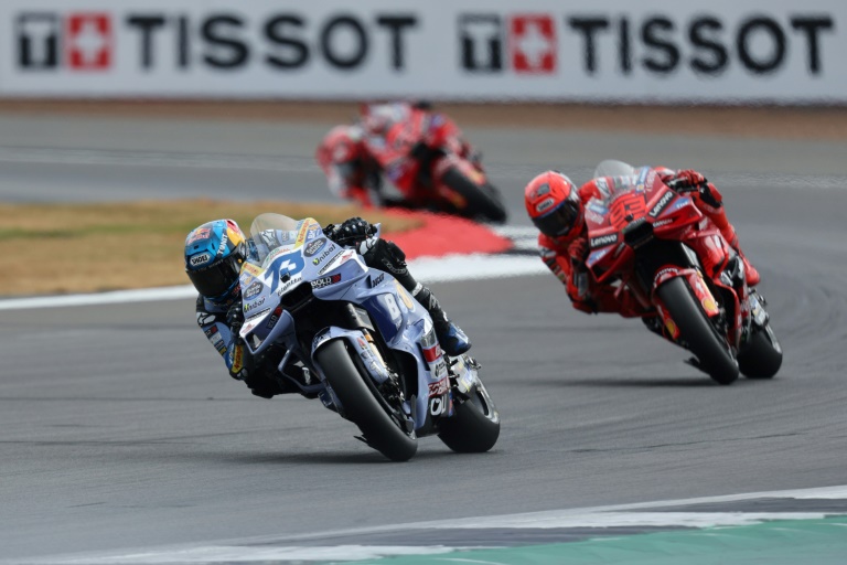 L'Espagnol Alex Marquez en tête du sprint du GP d'Angleterre de MotoGP samedi à Silverstone, sur sa Ducati BK8 Gresini, devant son frère Marc sur la Ducati officielle.