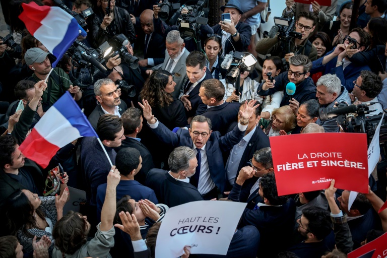 Le ministre de l'Intérieur Bruno Retailleau (C) célèbre avec ses sympathisants son élection à la présidence de LR le 18 mai 2025 à Paris