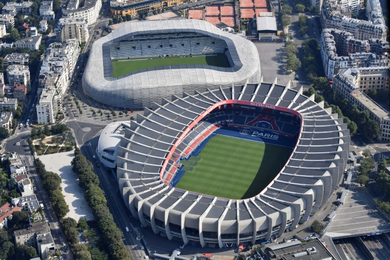 Vu aérienne du Stade Jean-Bouin (en haut) et du Parc des Princes le 25 avril 2025