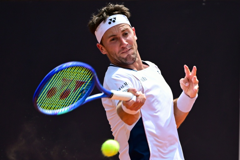 Le Norvégien Casper Ruud renvoie un service de l'Espagnol Jaume Munar lors de leur 8e de finale du Masters 1000 de Rome le 14 mai 2025