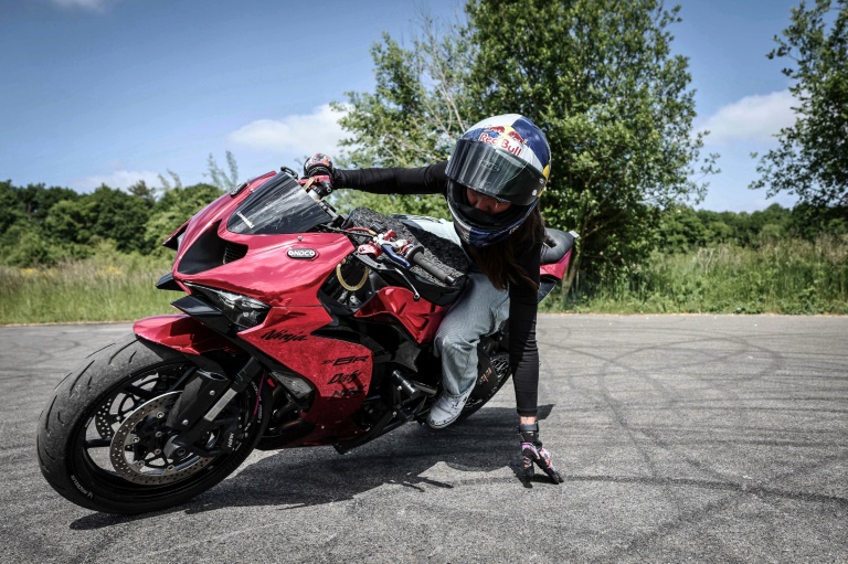 Sarah Lezito au guidon de sa Kawasaki Ninja ZX-6R sur son circuit privé près d'Epernay, le 22 mai 2025