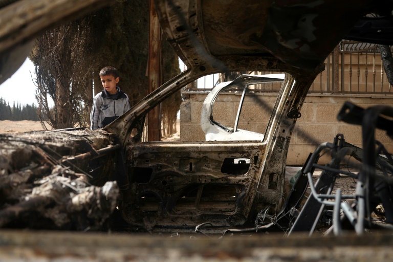Une voiture détruite lors d'affrontements confessionnels à Ashrafiyat Sahnaya, près de Damas, le 1er mai 2025