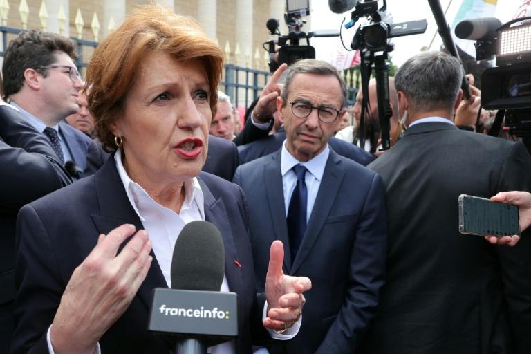 La ministre de l'Agriculture, Annie Genevard, aux côtés du ministre de l'Intérieur, Bruno Retailleau, lors d'une manifestation organisée par les syndicats FNSEA et Jeunes Agriculteurs (JA) devant l'Assemblée nationale à Paris, le 26 mai 2025