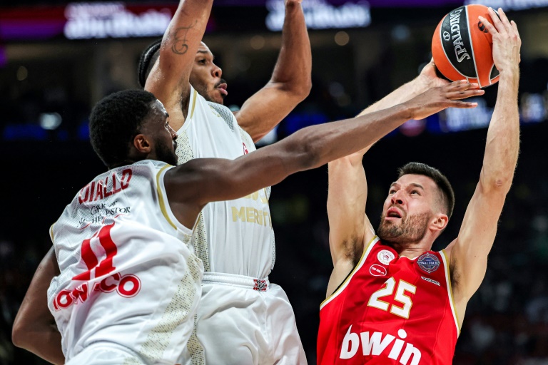 L'ailier monégasque Alpha Diallo tente de contrer Alec Peters (N.25), lors du succès de Monaco sur l'Olympiakos à Abou Dhabi, le 23 mai 2025