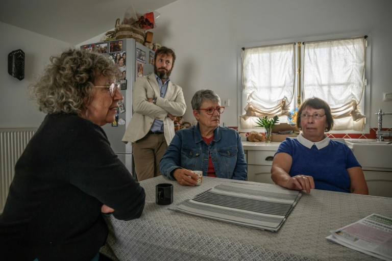(g-d) Marie-Line Lattuca, Alexandre Lanfon, Marie-Claude Amand et Marianne Chevallier, habitants de la commune de Saint-Germain-des-Prés et opposés au projet de l'autoroute A69, lors d'une réunion, le 7 mai 2025 dans le Tarn
